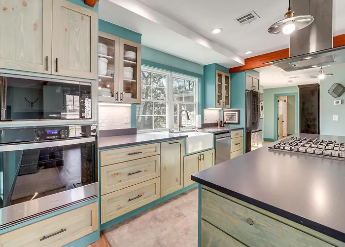 1 Mi To Campus: Modern W/ Private Yard Holiday home