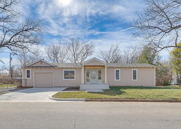 1 Mi To Campus: Modern W/ Private Yard