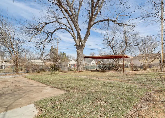 1 Mi To Campus: Modern W/ Private Yard
