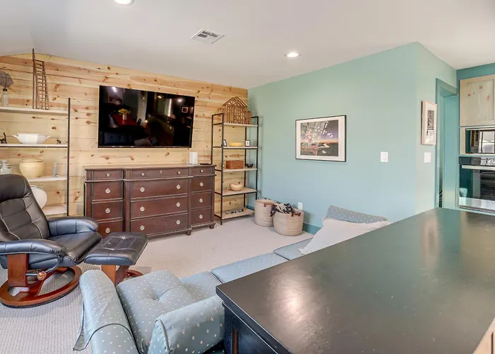 1 Mi To Campus: Modern W/ Private Yard