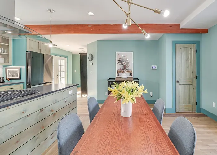 Holiday home 1 Mi To Campus: Modern W/ Private Yard *