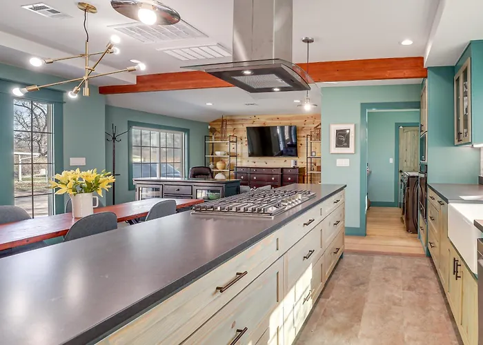 1 Mi To Campus: Modern W/ Private Yard *