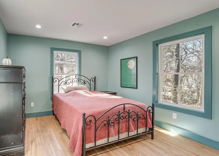 1 Mi To Campus: Modern W/ Private Yard *