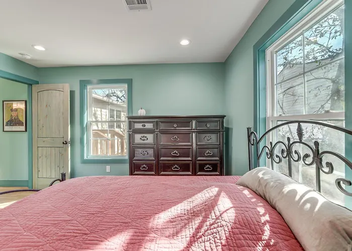 1 Mi To Campus: Modern W/ Private Yard * Tulsa