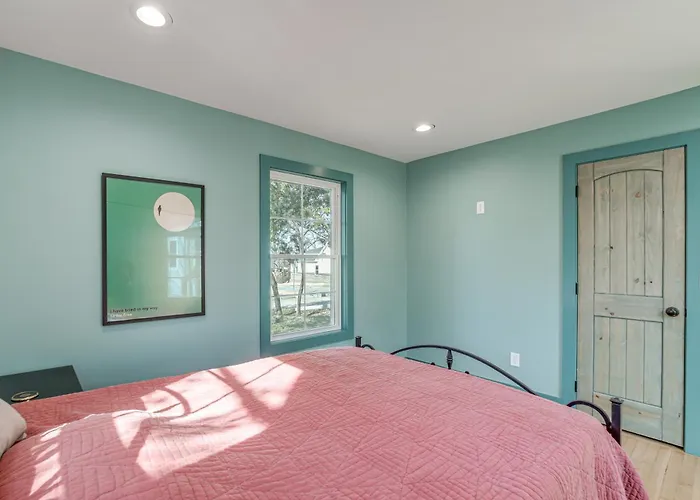 1 Mi To Campus: Modern W/ Private Yard * Tulsa