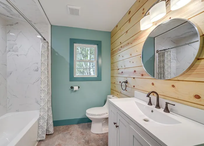 Holiday home 1 Mi To Campus: Modern W/ Private Yard *