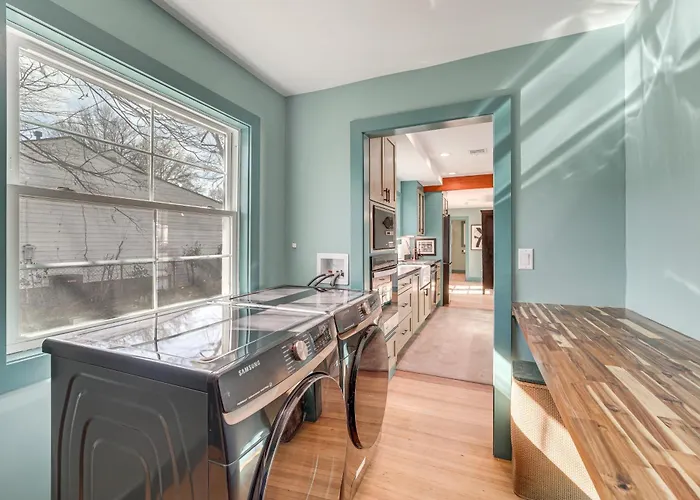 Holiday home 1 Mi To Campus: Modern W/ Private Yard *