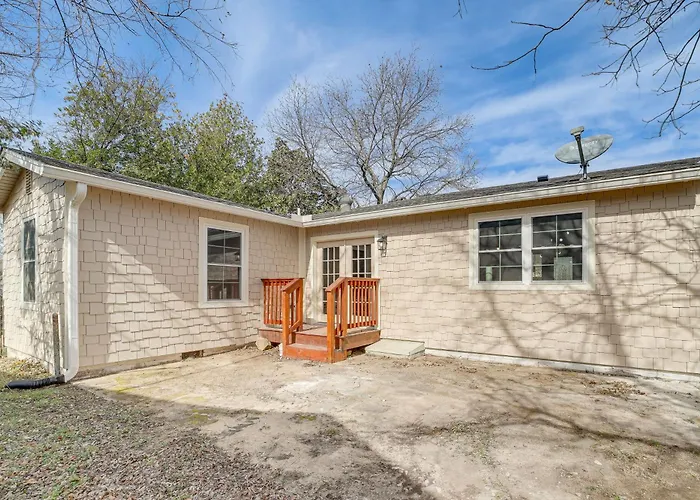 1 Mi To Campus: Modern W/ Private Yard