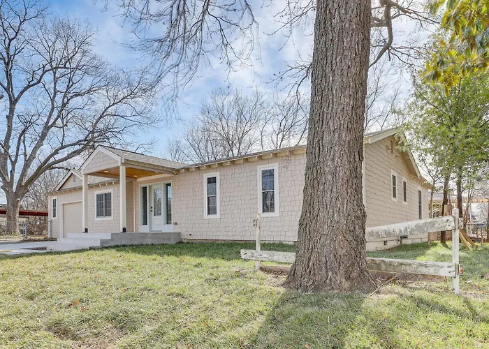 1 Mi To Campus: Modern W/ Private Yard * Tulsa